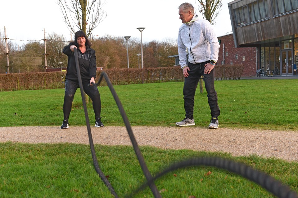 Anouschka traint met zware touwen onder supervisie van trainer Joop Rikkelman.