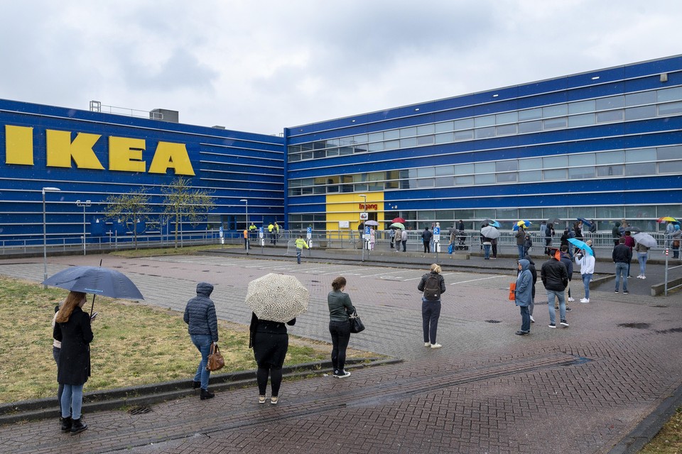 Haarlem - Lange rij klanten voor Ikea in april.