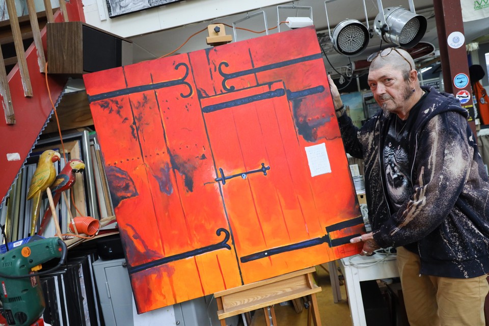 Kunstenaar Christiaan Heydenrijk in zijn atelier.