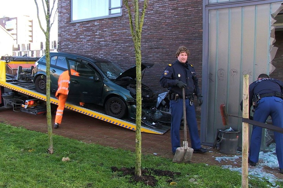 Auto rijdt portiekflat Beverwijk binnen. foto DNP.nu/Lucas Hazes