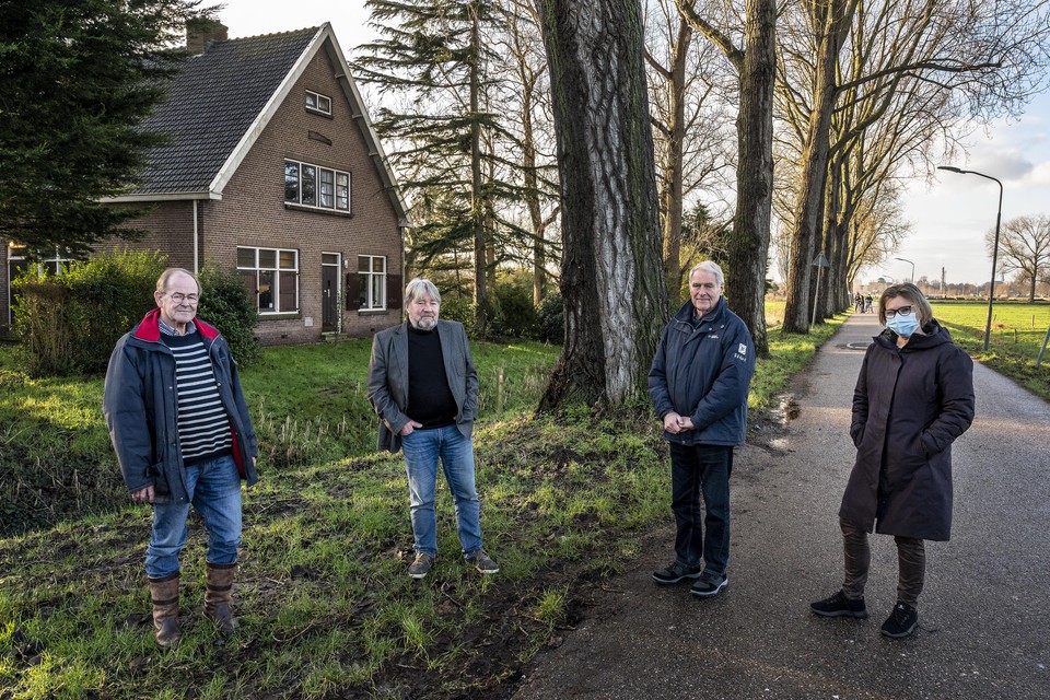 Wim Kleist (tweede van links) aan de Nieuweweg. Hij strijdt met andere Haarlemmers om de Domus Plus en Skaeve Huse in of nabij de Waarderpolder te vestigen.