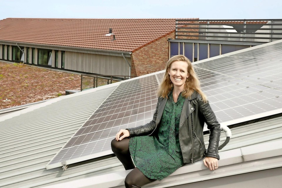 Marije van der Stelt bij de zonnepanelen op het dak van basisschool Torenven in Warmenhuizen.