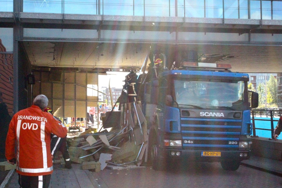 Vrachtwagen richt ravage aan bij loopbrug Trias College Krommenie/ Foto: DNP.NU