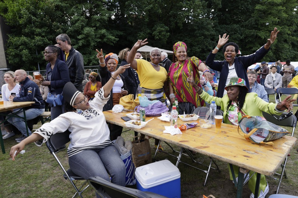 Vrolijke en vooral veel kleurrijke mensen zaterdag op het Afrikafestival in Hilversum.
