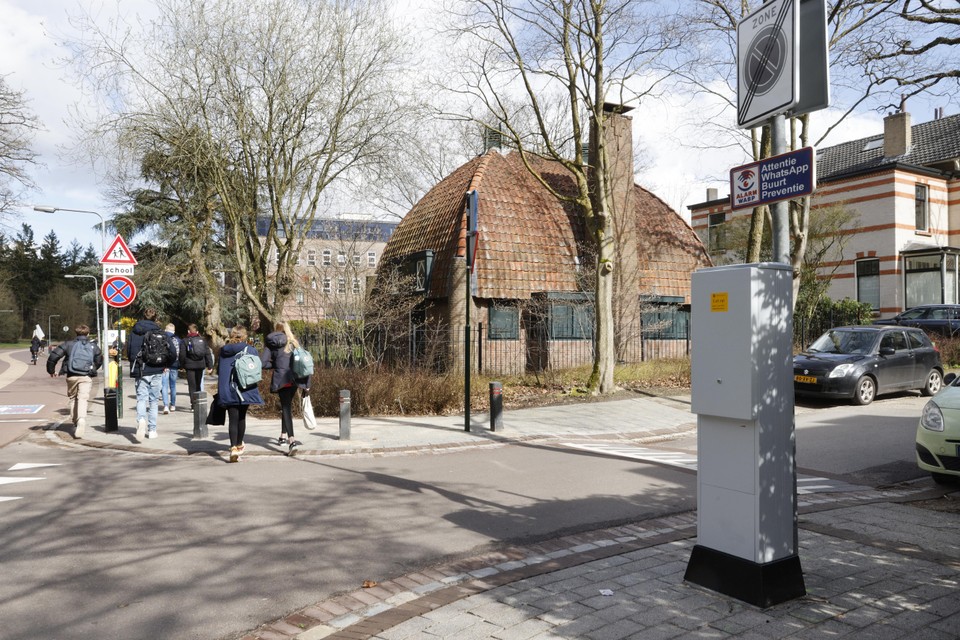 Een parkeerautomaat op de hoek van de Schuttersweg en de Sterrelaan, waar het betaald parkeren op 1 juni ingaat.