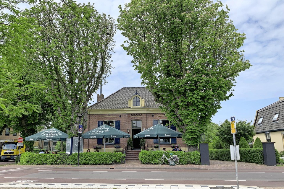 Het Oude Raadhuis in Eemnes met de kenmerkende kastanjes.