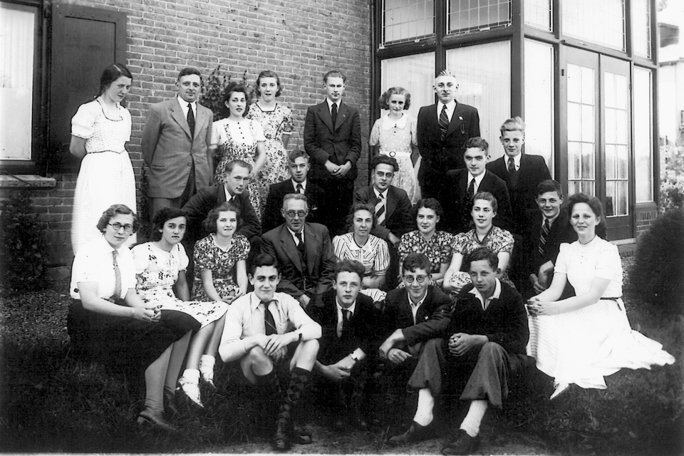 Miep (geheel rechts) in de examenklas van de ULO in Soest, schooljaar 1939/1940.