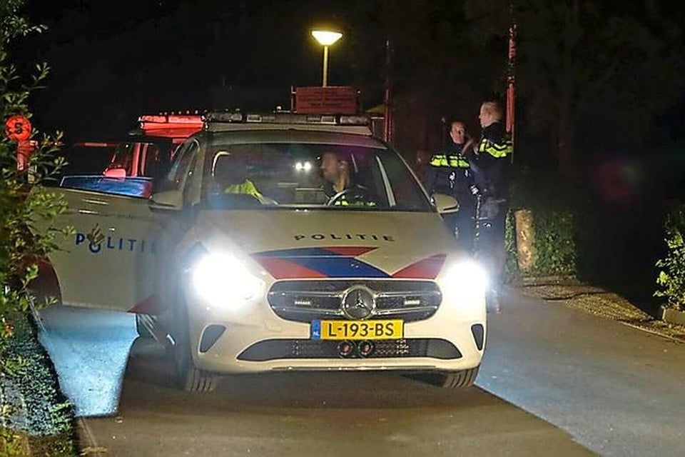 Agenten controleren al het ingaande en uitgaande verkeer op vakantiepark West-Friesland in Opmeer tijdens een eerdere controle.