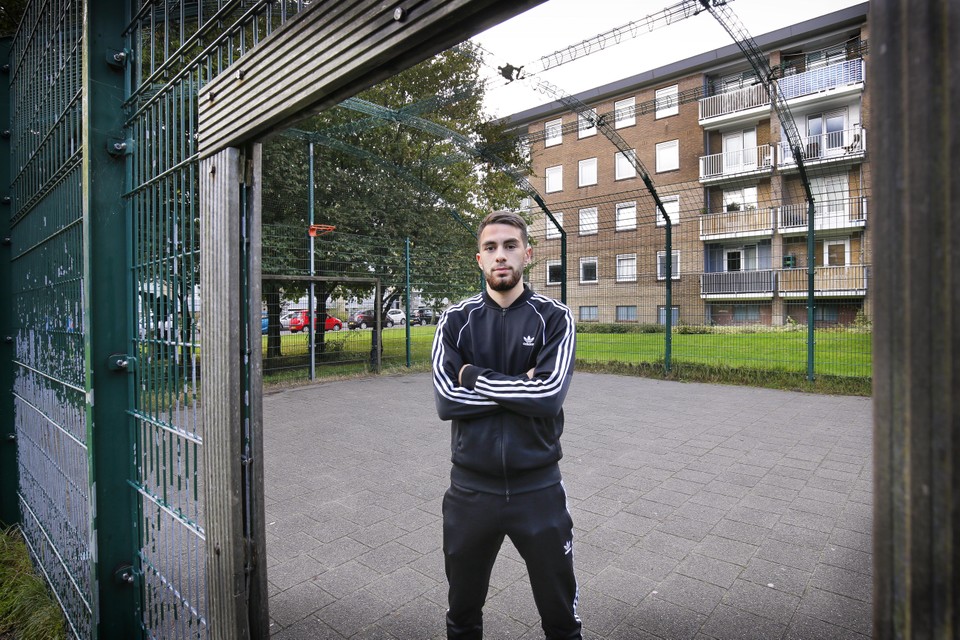 Mehmet Gencer leerde voetballen op straat in Heemskerk. Op het veld gaat hij op zoek naar een nieuwe club.