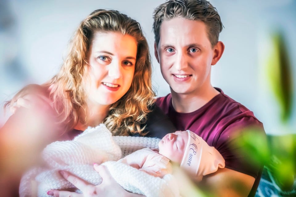 De kersverse ouders Melanie van Hoven en Brian ter Horst met de eerste schrikkelbaby in het Alkmaarse ziekenhuis: Hayley Esmee.