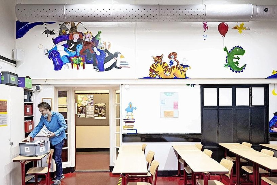 Een (bijna) leeg klaslokaal in een Amsterdamse school.