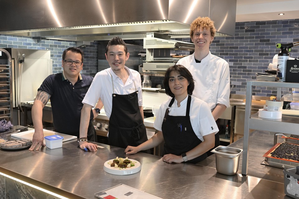 Het team van BY.M: Bryan Choi, chef Xin Hou Liu, leerling-koks Mina Darini en Jai Koene (stagiair).