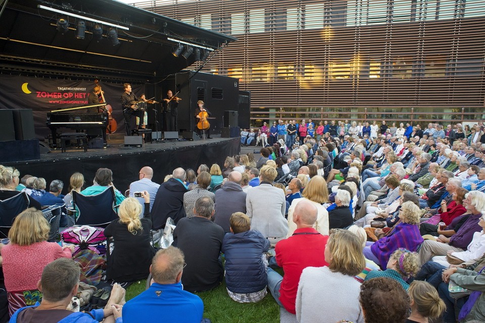 Een vol Canadaplein luistert naar het ensemble van Carel Kraayenhof tijdens Zomer op het plein 2015. 