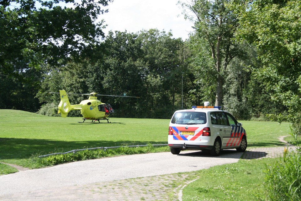 De traumahelikopter landt in Quelderduijn, waar een politieauto de arts naar de gewonde zal brengen.