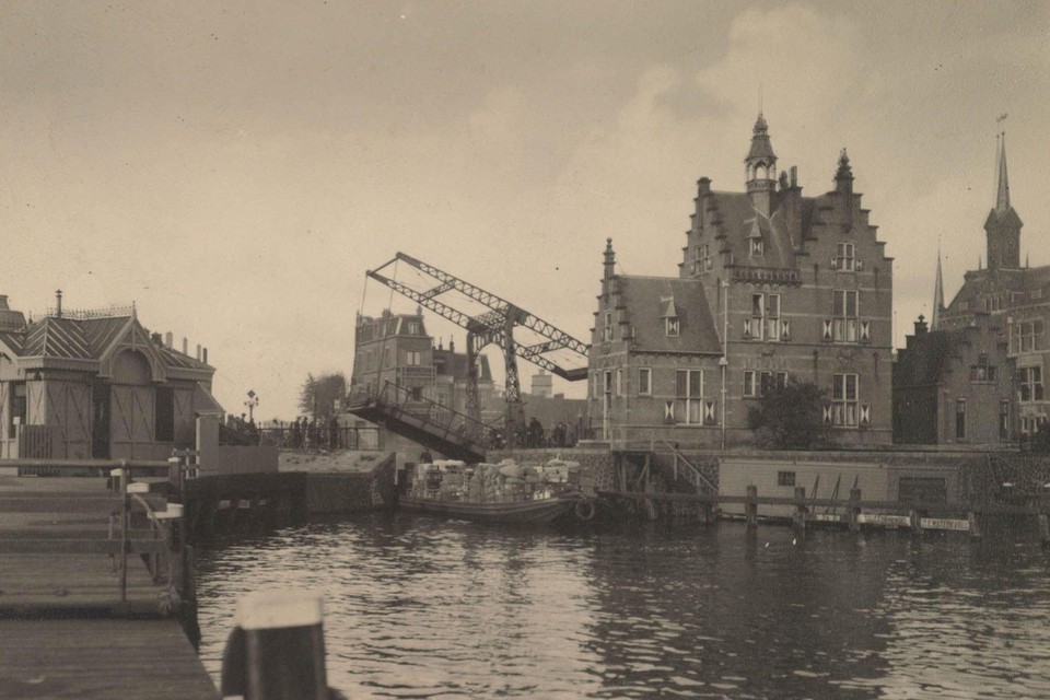 Het Havenkantoor en de oude Wilhelminabrug.