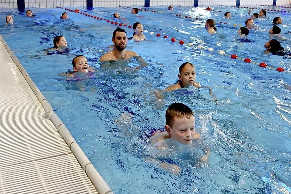 Kinderen zwemmen banen tijdens de Sponsorplons.