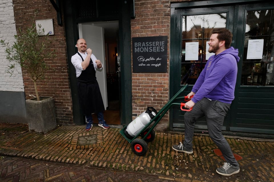 Aaron Valkenburg bezorgt alvast een fust vers Gooisch Blond bij Sander Monsees van Brasserie Monsees in Hilversum.