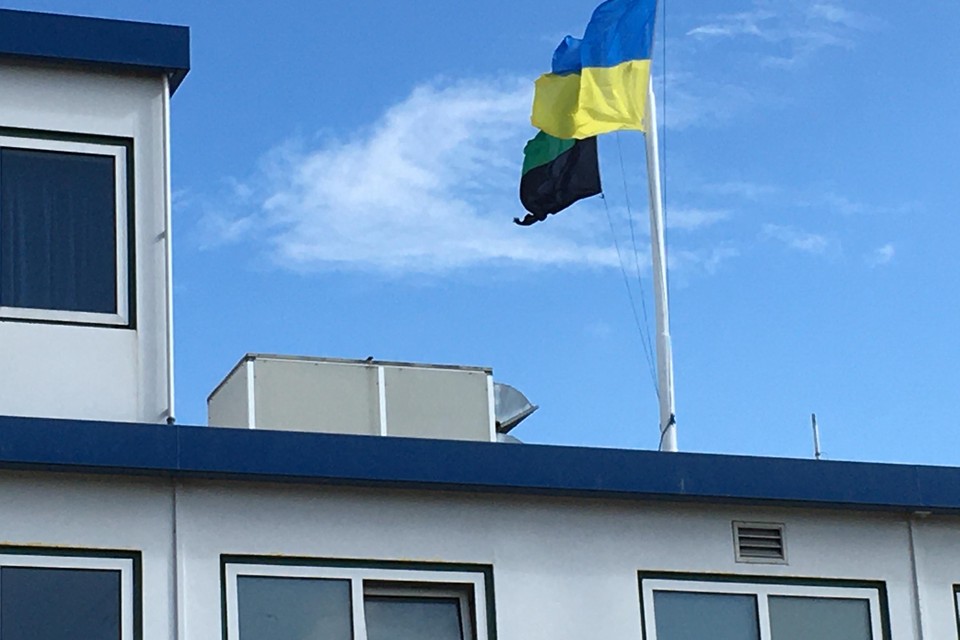 Boven het hotelschip wappert de Texelse en Oekraïense vlag.