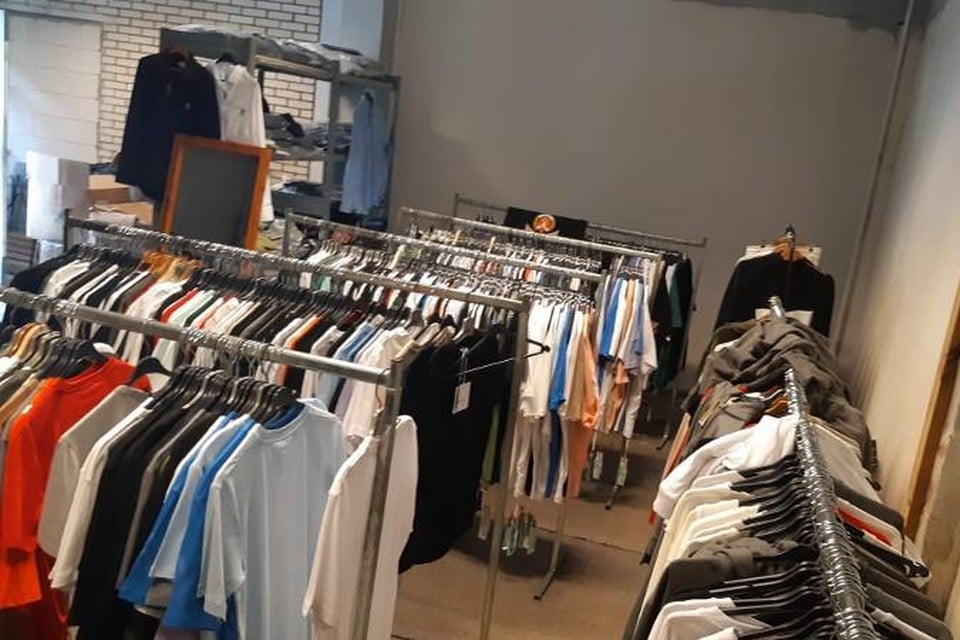 Maxim binnenkomst Verbinding Complete 'winkel' met straatwaarde van 150.000 euro aan nepmerkkleding  aangetroffen in garagebox Hilversum | Noordhollandsdagblad
