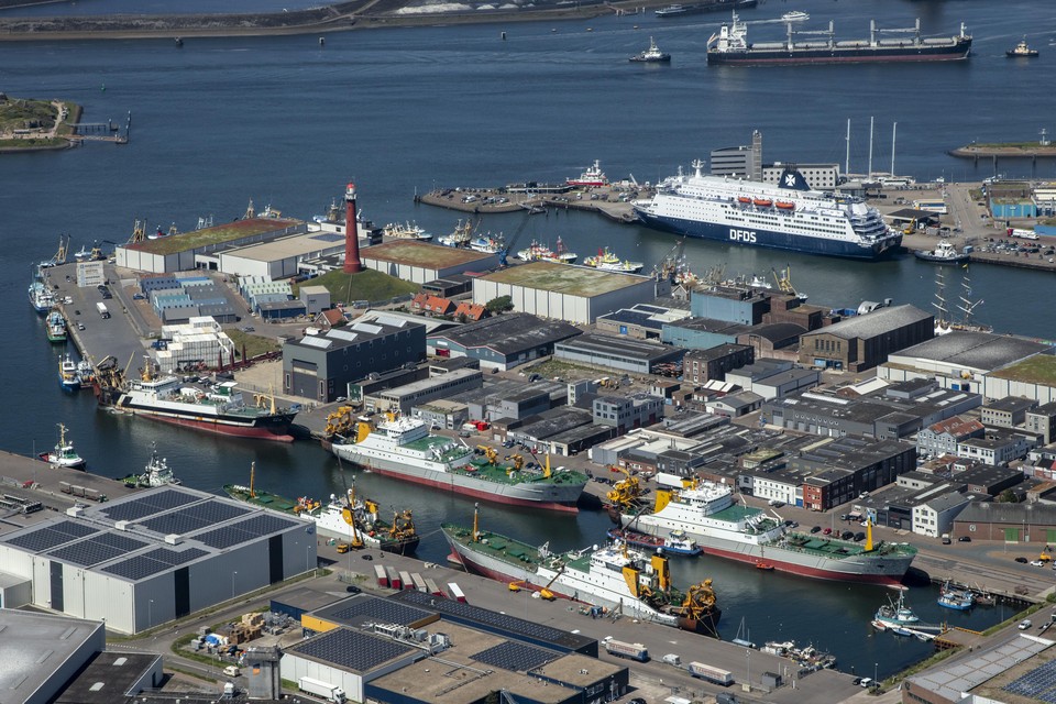 Een luchtfoto van de haven van IJmuiden met op de voorgrond de Haringhaven en daar achter de Vissershaven met de ferry DFDS.Seaways.