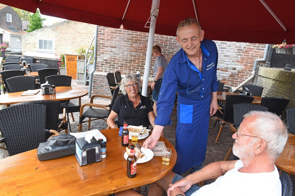 Jan Papa helpt een klant in Enkhuizen. ,,Ons terras gaat dit seizoen niet nog eens dicht. Dit kost teveel en is ook niet leuk voor onze klanten.’’