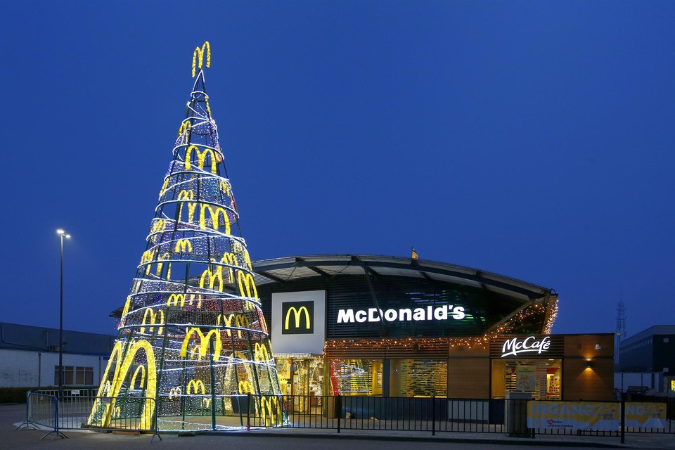 Niet te missen deze kerstboom bij McDonald's.