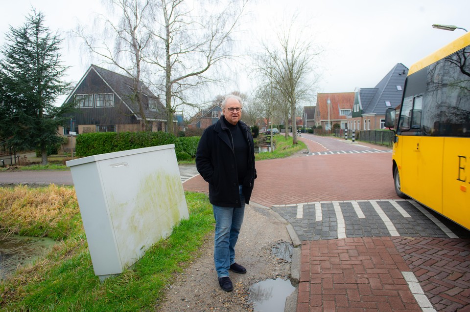 Voorzitter Ep Blakborn van Dorpsraad Kwadijk wees al eens op het vele zware verkeer dat door zijn dorp komt.