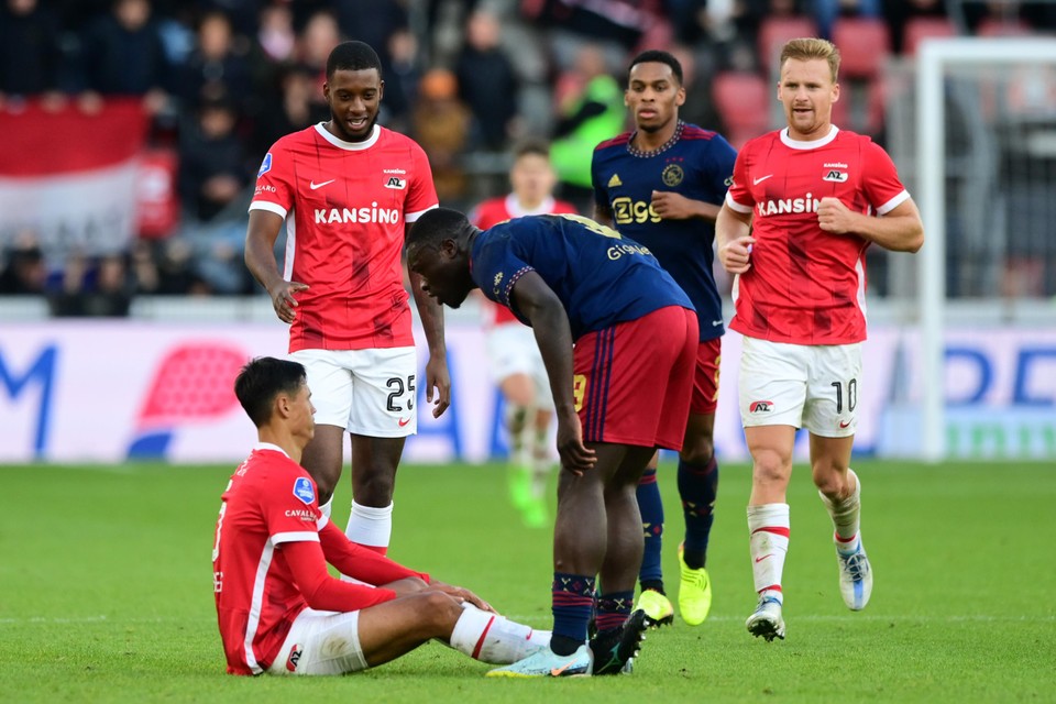 De op de grond zittende Tijjani Reijnders krijgt de woede van Brian Brobbey over zich heen na de tackle op de enkel van de Ajax-speler.
