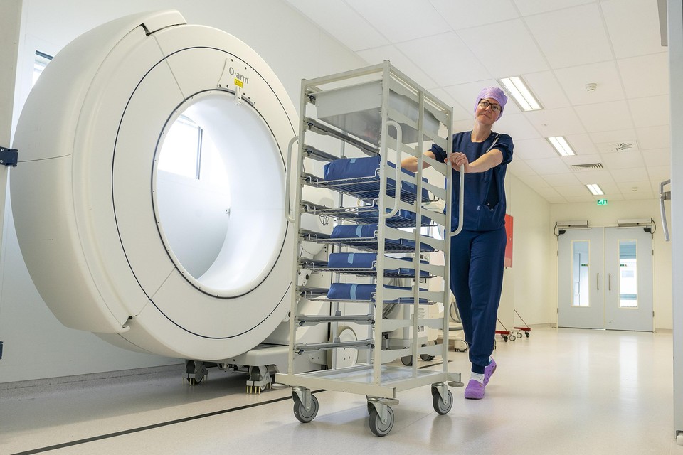 Anesthesiemedewerkster Emmy Rodenburg rijdt een kar vol instrumentarium, verpakt in meatex, rond in het OK-complex.