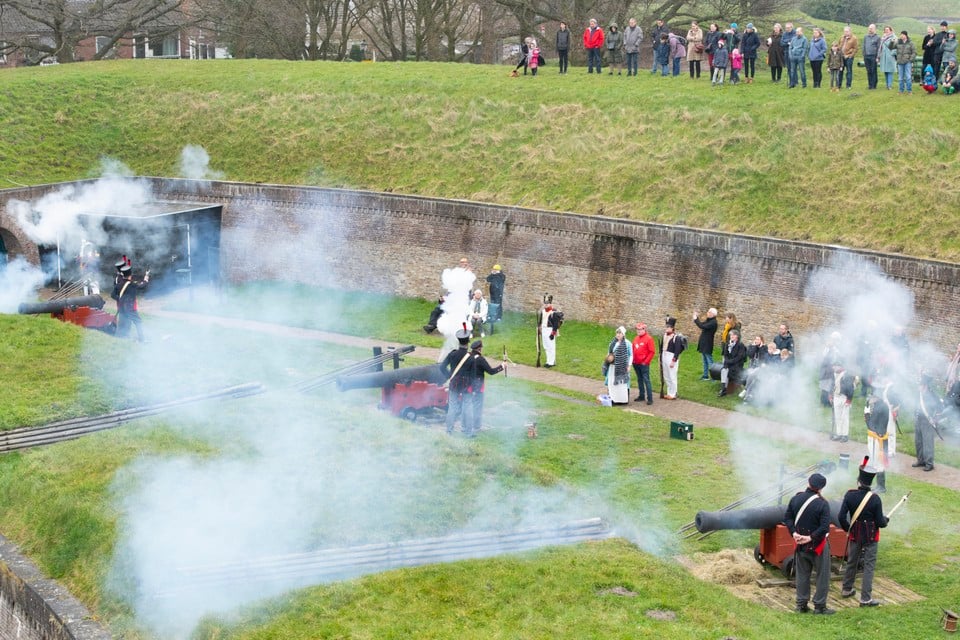 Een van de hoogtepunten tijdens de schuttersdagen in het Vestingmuseum in Naarden is nog altijd het afvuren van de kanonnen.