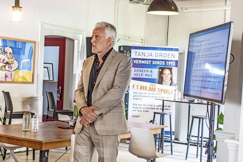 Peter R. de Vries in Pand Raak in Schagen tijdens de presentatie van Stichting De Gouden Tip voor de vermiste Tanja Groen, een dag voordat hij werd neergeschoten in Amsterdam. Schagen wil de vermoorde misdaadjournalist in gedachten houden door ook een straat naar hem te vernoemen.