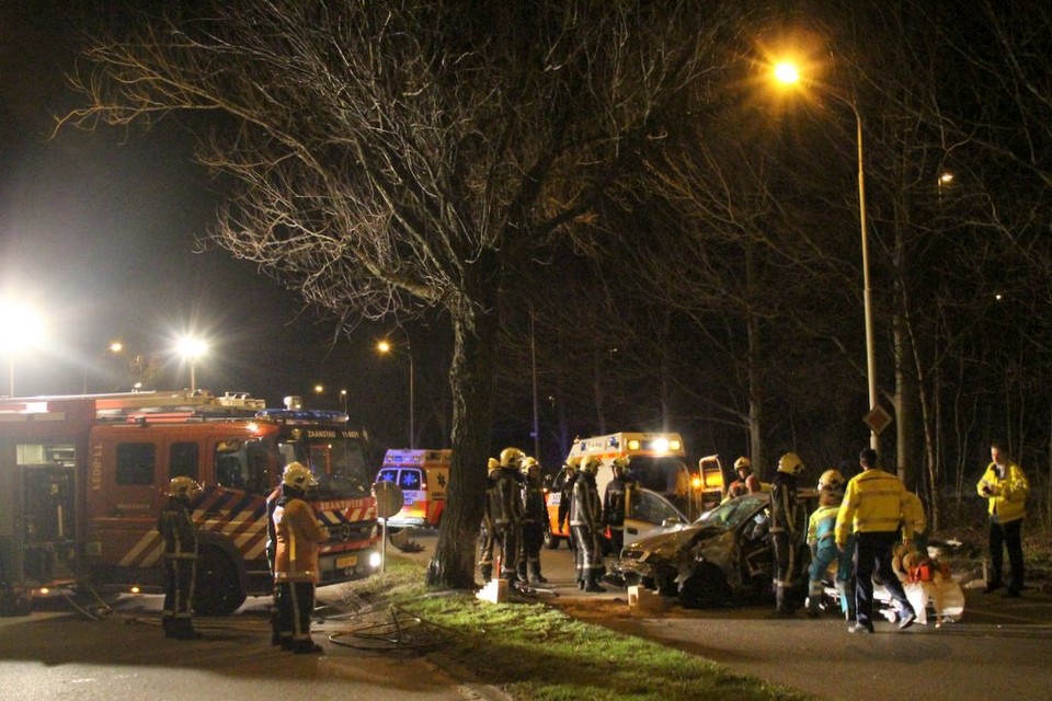 Auto botst tegen boom in Zaandam: twee gewonden. Foto DNP.NU/Jelle Brandsma