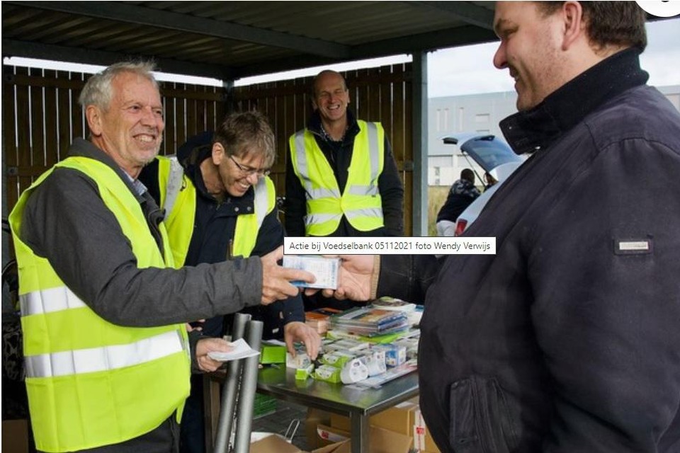 Vrijwilligers van de Energiebank Haarlemmermeer delen producten uit bij de Voedselbank.