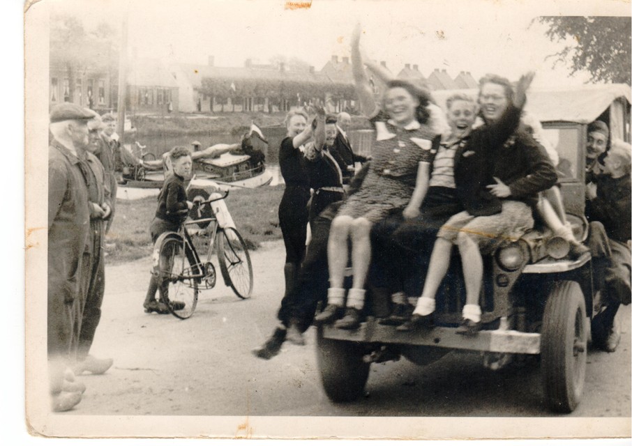 Op de motorkap van een Canadese jeep. Vlnr. Bep Schilder, Jan van Straaten en Pim (Catharina Geertruida) de Wit. Bij de fiets een jongen van Schilder.