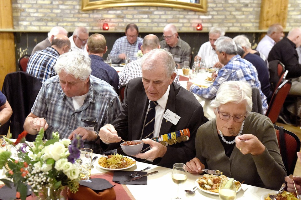 Veteranen en partners laten het zich smaken in Bloemenlust in Breezand.