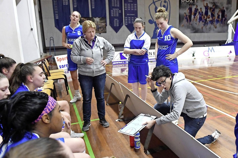 Coach Anna Vicenzetto tracht tevergeefs om haar ploeg aan de praat te krijgen.