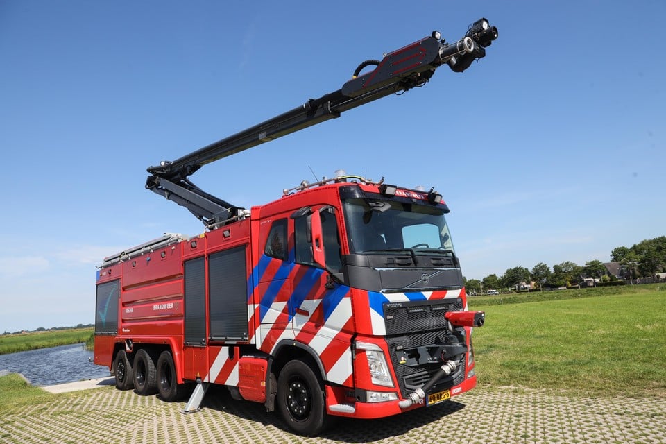 Het speciale blusvoertuig van de brandweer in Opmeer.