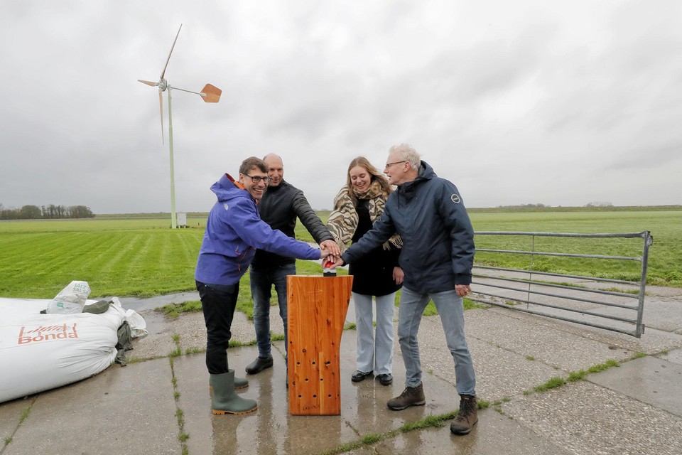 Gedeputeerde Stigter, Leen en Ilona Wardenaar en Heddes zetten de molen in werking.