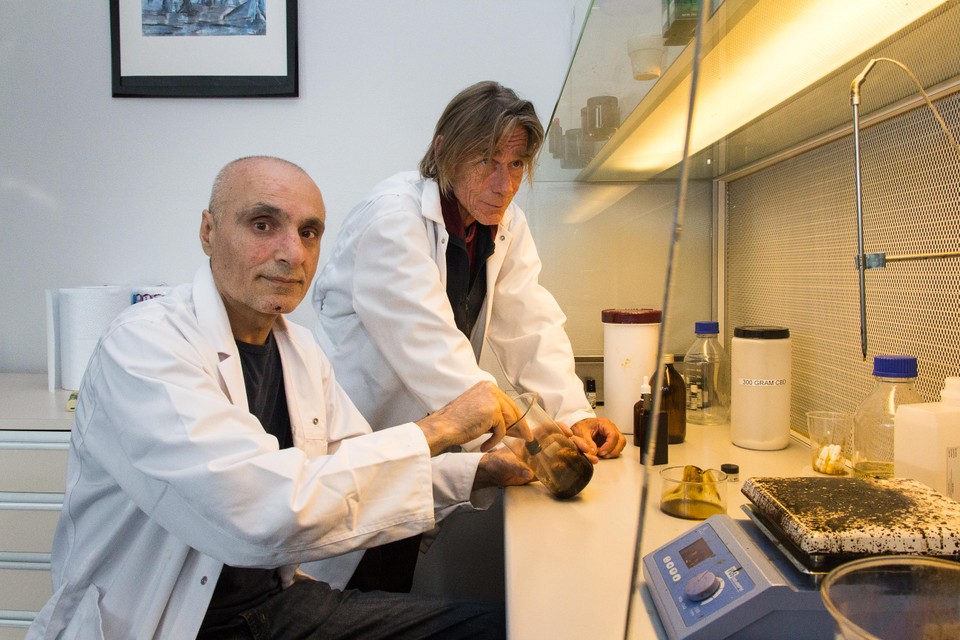 Orhan Ince (links) en medewerker Marco Posch maken zelf medicinale wietproducten.