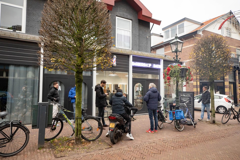 Ook in Baarn staan klanten buiten in de rij te wachten op een knipbeurt.