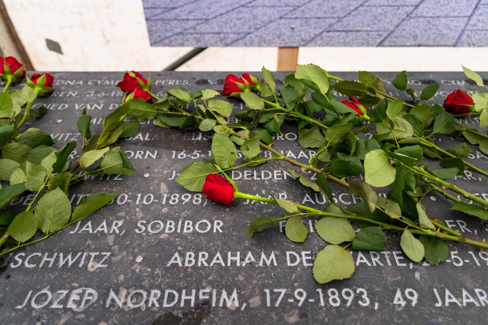 Het Joods monument Zandvoort bij de officiële onthulling in oktober.