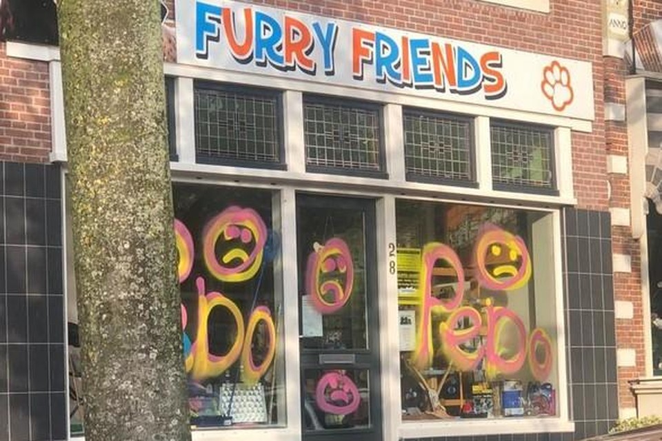 Land vuist ui Eigenaren dierenwinkel Furry Friends Medemblik zitten uit angst thuis nadat  raam is beklad met 'pedo pedo' | Noordhollandsdagblad