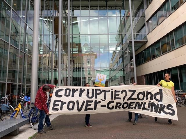 Inwoners van de Lutkemeerpolder protesteerden bij de rechtbank in Haarlem. Ze hopen dat de corruptezaak een einde maakt aan de bouwplannen.