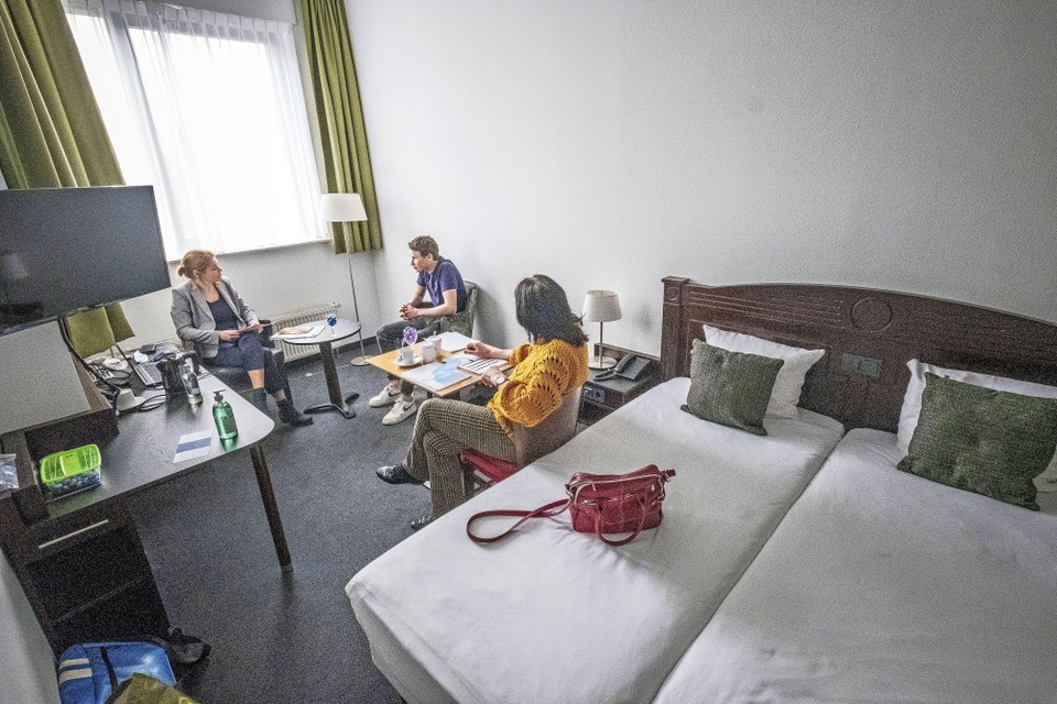 Mondeling in het Amrâth: leerling, examinator en notulist in een luxe hotelkamer.