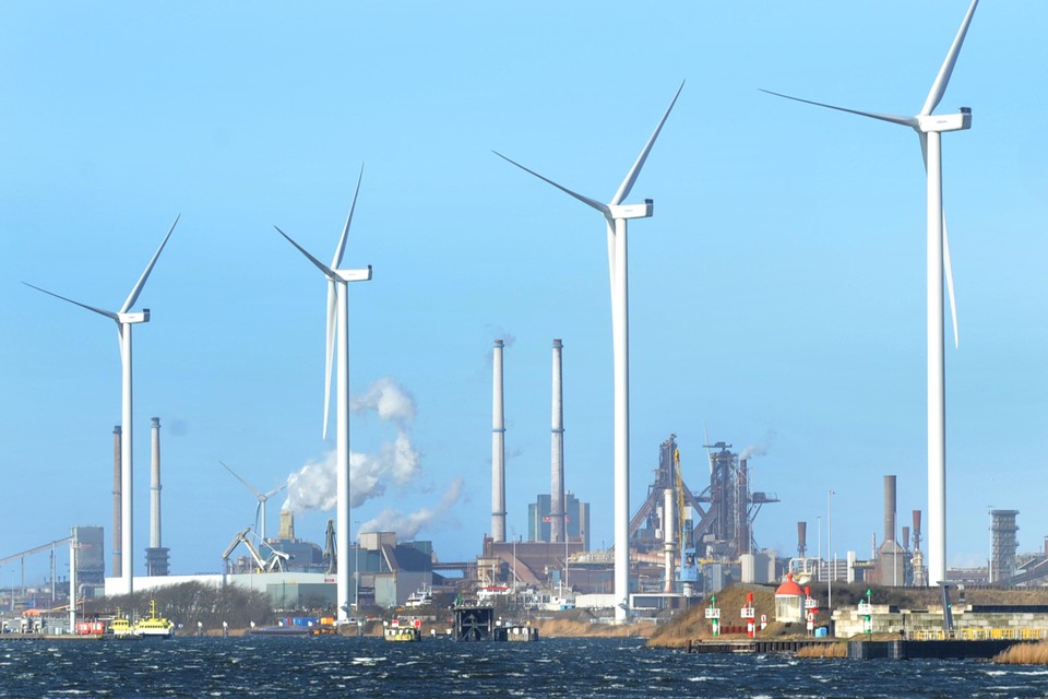 Het grote windpark langs het Noordzeekanaal in IJmuiden is dit jaar gaan draaien.