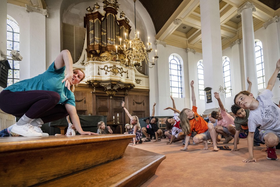 Leerlingen van de Sint Bernardusschool maken op allerlei manieren kennis met orgelmuziek, ook dansend.