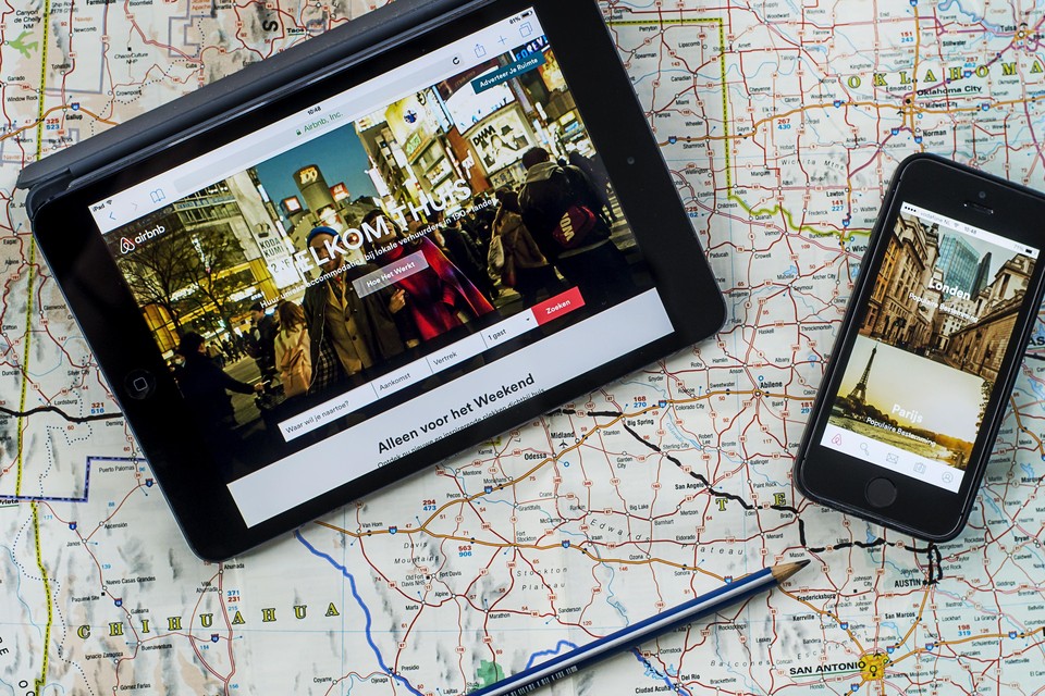 Advertenties op de website van Airbnb op een tablet en smartphone.