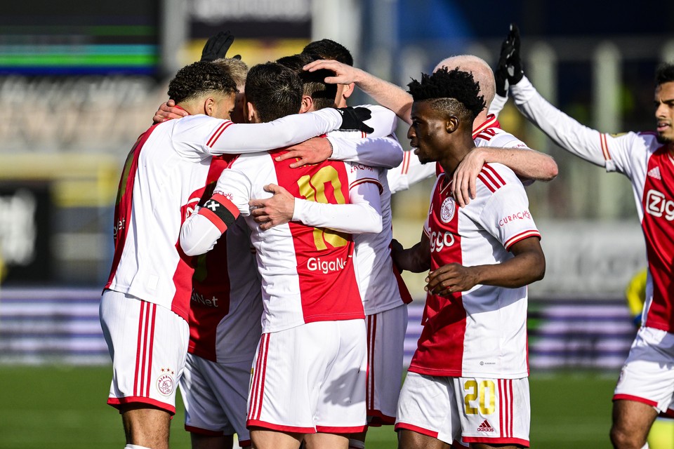 Spelers van Ajax vieren de 0-3 van Steven Berghuis.