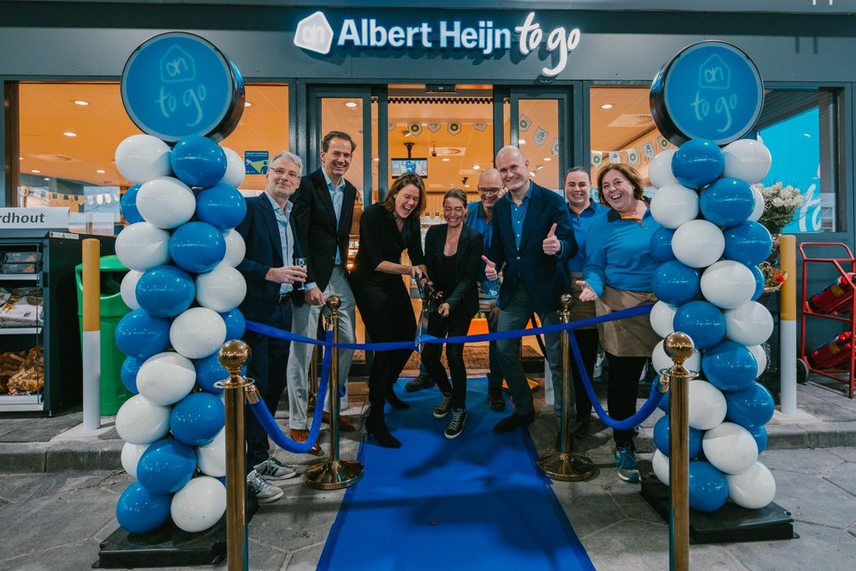 De Albert Heijn to go-winkel bij het nieuwe bp tankstation bij rotonde Kooimeer werd woensdagochtend geopend in bijzijn van diverse genodigden, zoals de CEO’s Marit van Egmond (Albert Heijn) en Karen de Lathouder (BP Nederland).