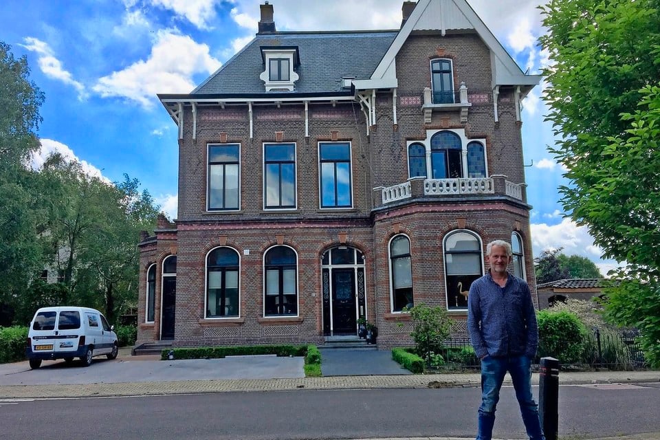 Bart Strooper voor de statige notariswoning aan de Dorpsstraat in Obdam waarin hij zeven appartementen bouwt.